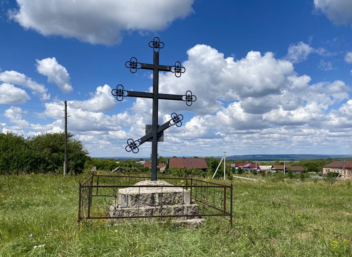 Церковь Рождества Христова, Белый Ключ (Сурский район, Ульяновская область). дополнительная информация, Поклонный крест на месте церкви