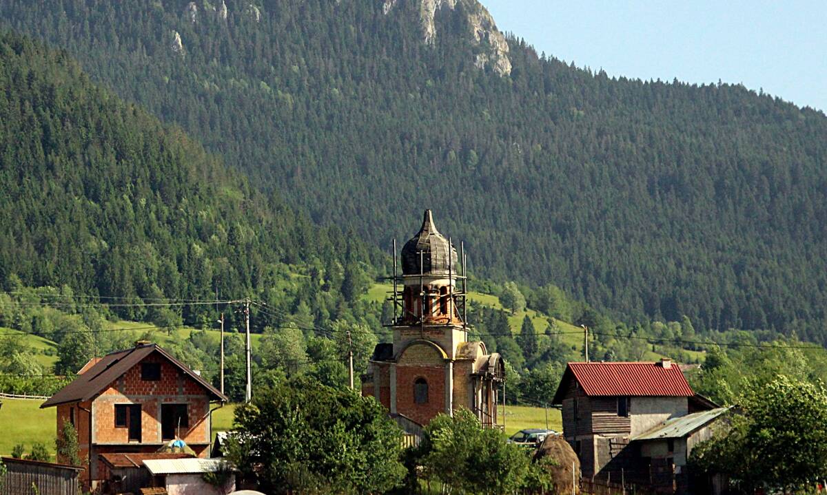 Церковь Серафима Саровского, Мокро (Босния и Герцеговина, Прочие страны). общий вид в ландшафте