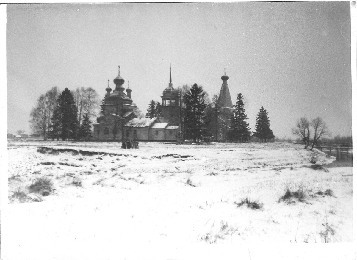 Храмовый комплекс Верхне-Мудьюжского погоста, Верховье (Верхняя Мудьюга, Митинская, Ряхковская) (Онежский район, Архангельская область). архивная фотография, Из личного архива.  Вид из за р. Мудьюга.