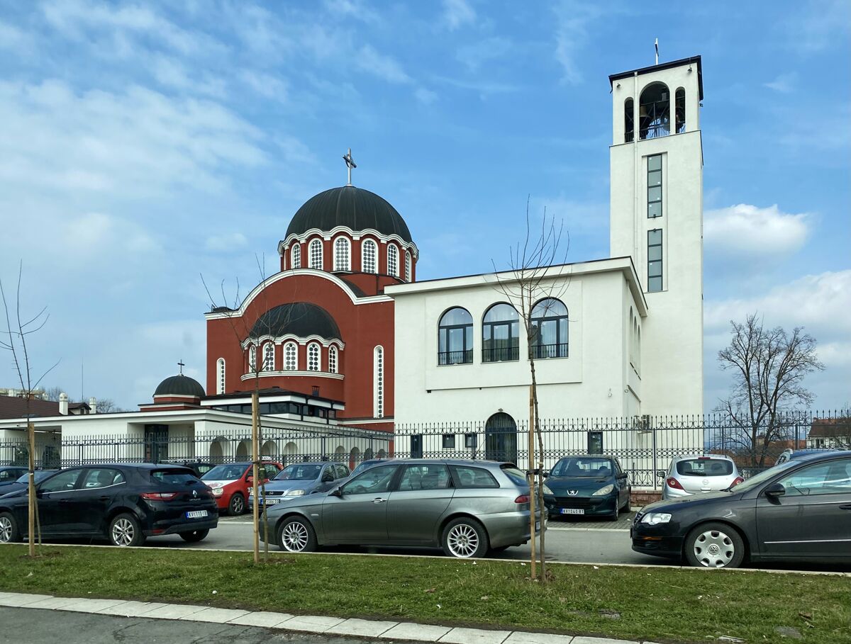 Церковь Сожжения мощей Саввы Сербского, Кралево (Рашский округ, Сербия). фасады, Церковь (красная) и колокольня, вид с юго-востока