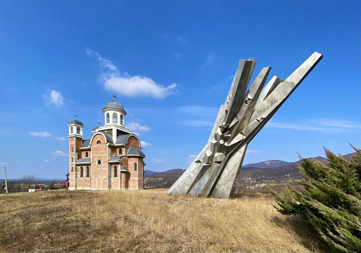 Церковь Параскевы Пятницы, Остра (Моравичский округ, Сербия). дополнительная информация, Церковь и Споменик храбрости