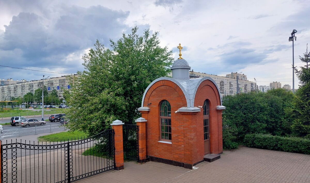 Часовня при церкви Сретения Господня, Калининский район (Санкт-Петербург, г. Санкт-Петербург). общий вид в ландшафте