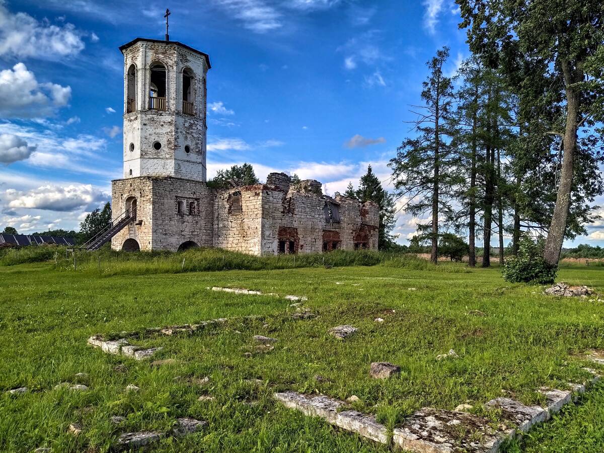Александро-Ошевенский монастырь. Церковь Покрова Пресвятой Богородицы, Ошевенское (Каргопольский район, Архангельская область). дополнительная информация, Фундамент церкви, на заднем плане Успенский собор