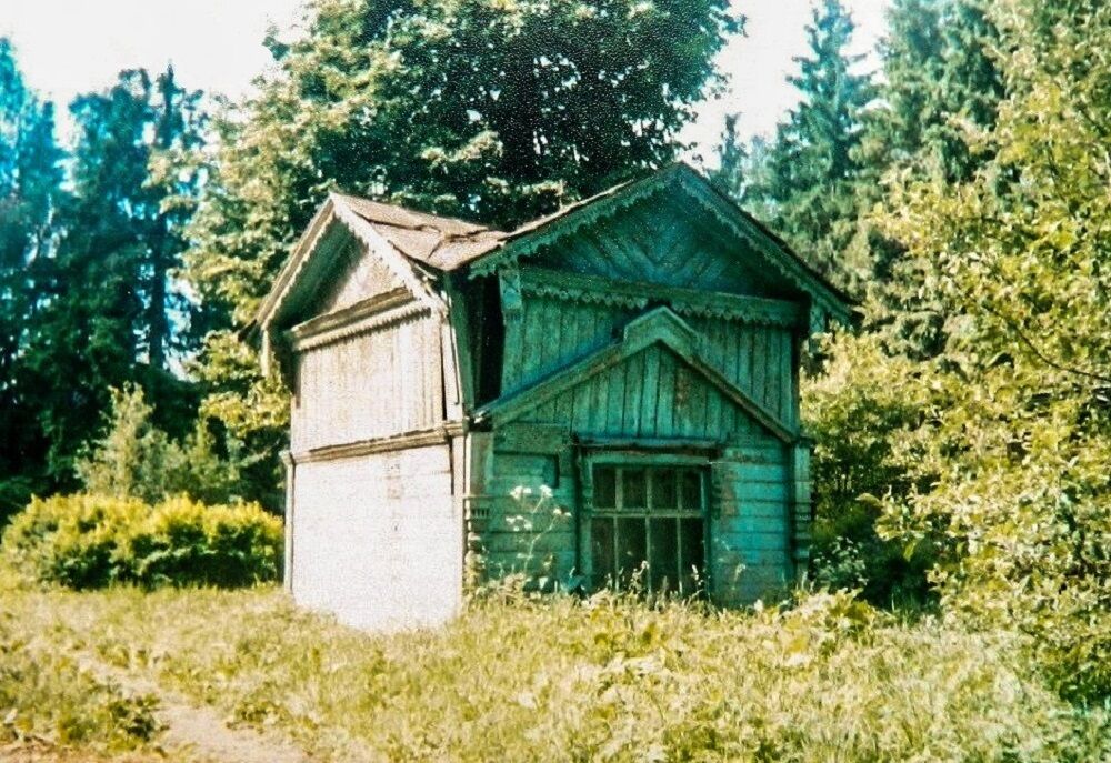 Неизвестная  часовня, Свистуха (Химкинский городской округ, Московская область). архивная фотография, Фото приблизительно 1980-х годов А. Грачёва. Часовня стояла к востоку от усадебного дома. С сайта https://kraeved-himki.ru/trahoneevo-svistuha-na-styke-vekov-xix-xx/.
