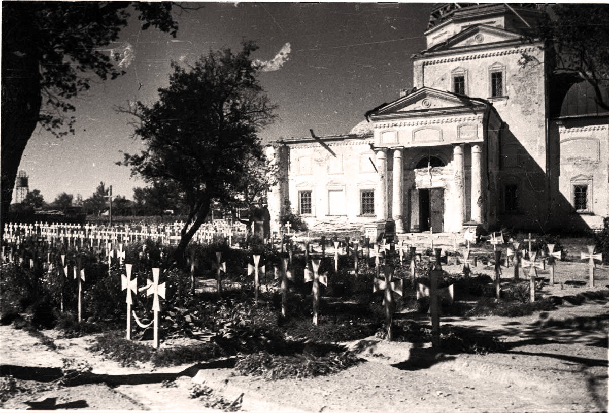 Церковь Троицы Живоначальной (старая), Середина-Буда (Шосткинский район, Украина, Сумская область). архивная фотография, Фото 1943 г. из фотоархива ТАСС, сделанное после освобождения города