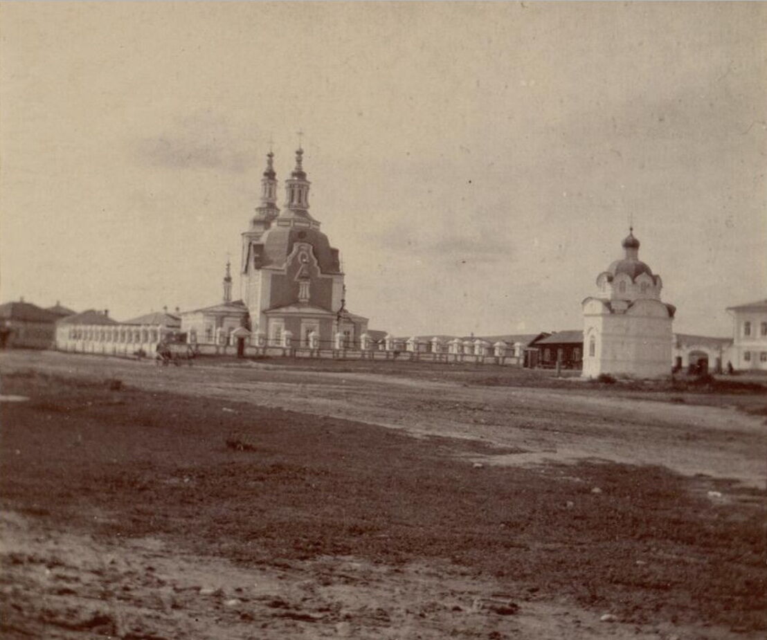 Неизвестная часовня, Минусинск (Минусинск, город, Красноярский край). архивная фотография, Фото 1896 года. Автор барон Жозеф де Бай / Joseph de Baye. Часовня - справа, слева - Спасский собор