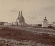 Неизвестная часовня, Фото 1896 года. Автор барон Жозеф де Бай / Joseph de Baye. Часовня - справа, слева - Спасский собор<br>, Минусинск, Минусинск, город, Красноярский край