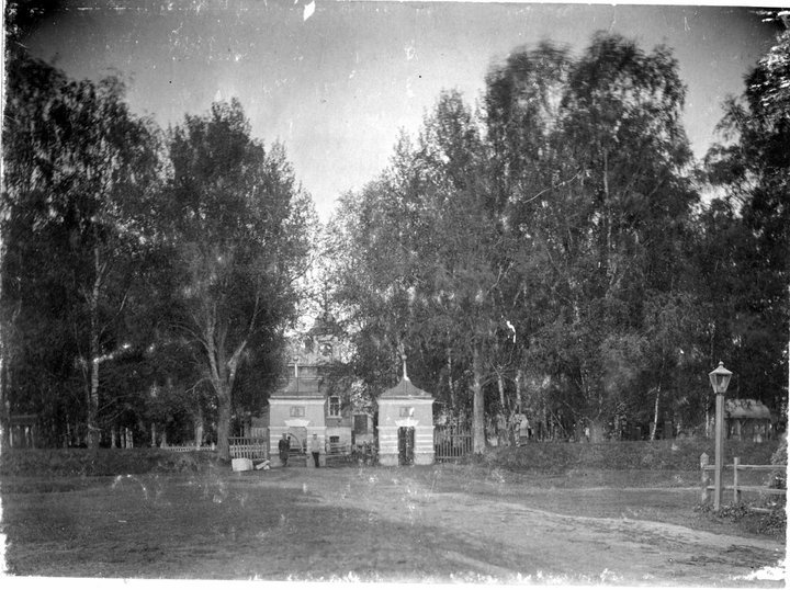 Церковь Василия Блаженного, Старица (Старицкий район, Тверская область). архивная фотография, Васильевский храм в Старице, Тверская область, 1900: https://ru.wikipedia.org/wiki/%D0%92%D0%B0%D1%81%D0%B8%D0%BB%D1%8C%D0%B5%D0%B2%D1%81%D0%BA%D0%B8%D0%B9_%D1%85%D1%80%D0%B0%D0%BC_(%D0%A1%D1%82%D0%B0%D1%80%D0%B8%D1%86%D0%B0)?oldformat=true 