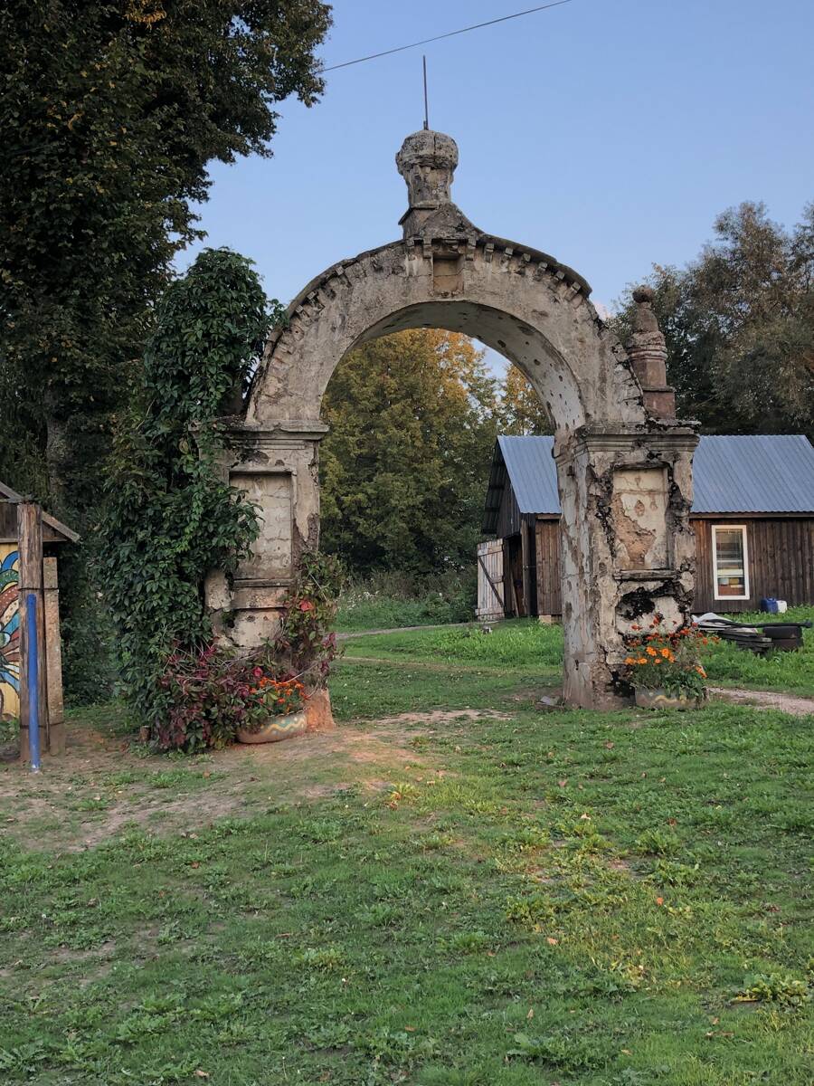 Церковь Илии Пророка, Ляховичи (Старорусский район, Новгородская область). дополнительная информация, Единственно сохранившийся элемент церкви. Входные ворота.