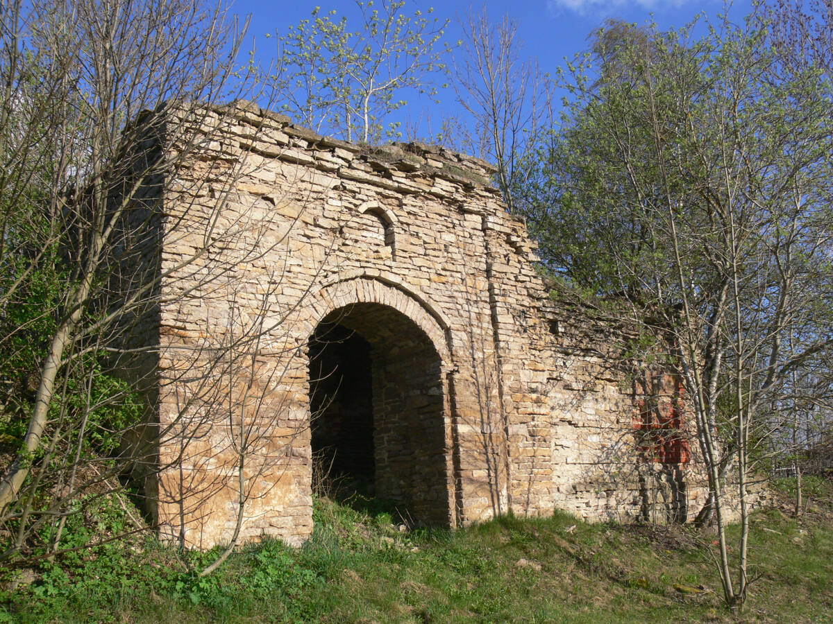 Церковь Илии Пророка, Корлы (Псковский район, Псковская область). фасады, Нижняя часть колокольни, вид с запада
