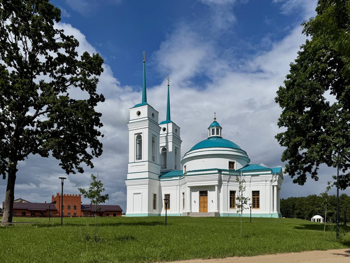 Церковь Троицы Живоначальной (новая), Дугино (Сычёвский район, Смоленская область). общий вид в ландшафте, Общий вид с юго-востока, левее церкви 