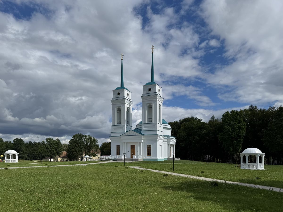 Общий вид с юго-запада, общий вид в ландшафте. Церковь Троицы Живоначальной (новая), Дугино (Сычёвский район, Смоленская область)