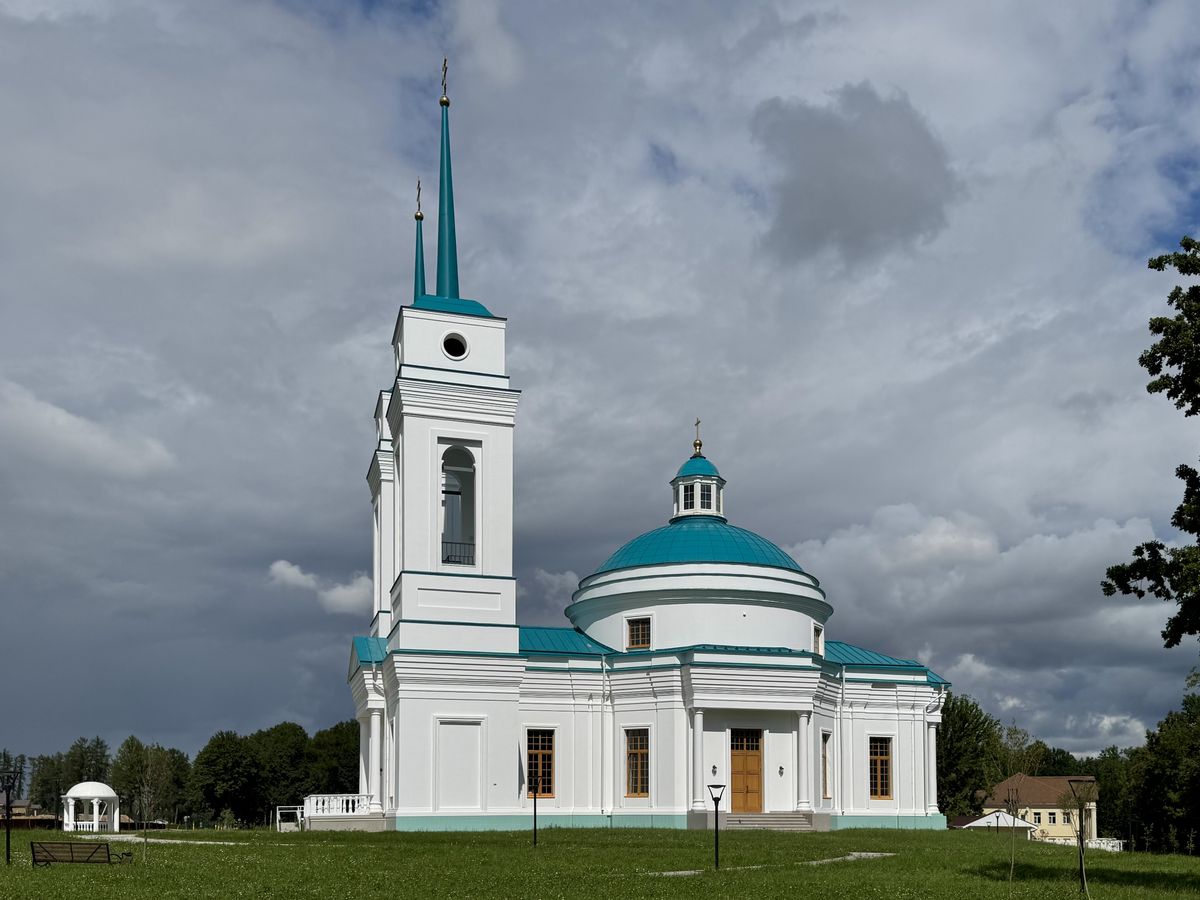 Вид с юга, фасады. Церковь Троицы Живоначальной (новая), Дугино (Сычёвский район, Смоленская область)