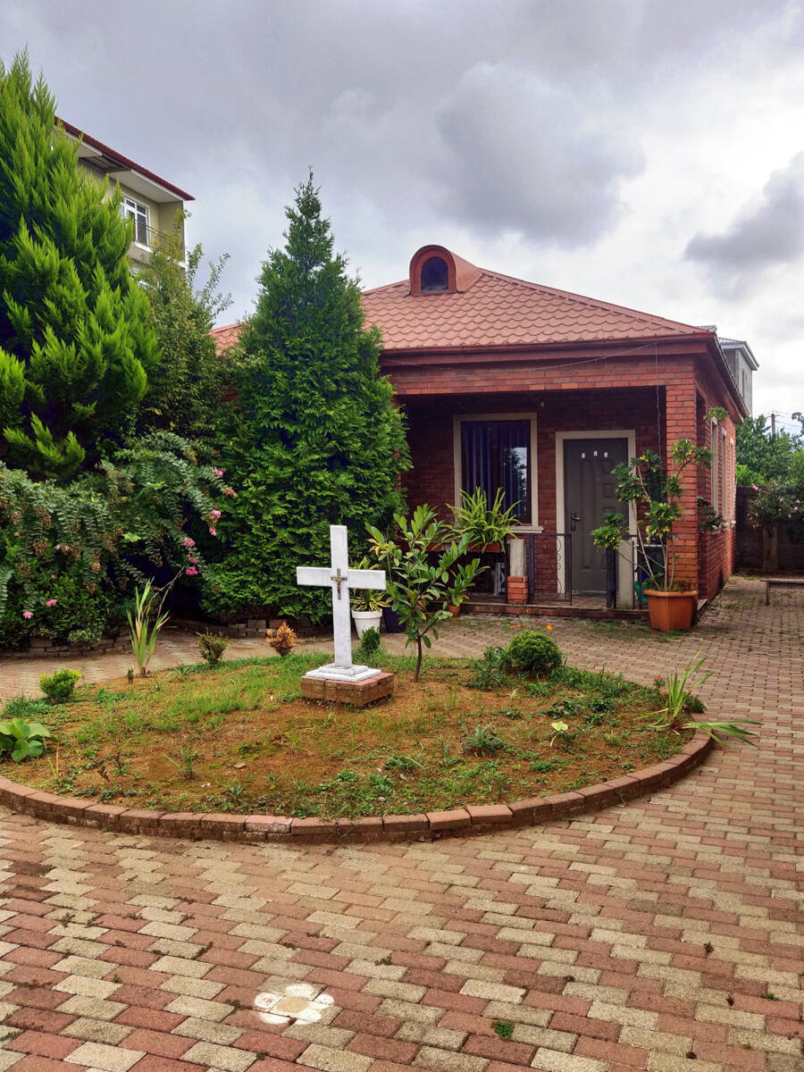 Церковь Гавриила Самтаврийского (Ургебадзе), Батуми (Аджария, Грузия). дополнительная информация, Административная постройка и крест на территории церкви, слева от входа