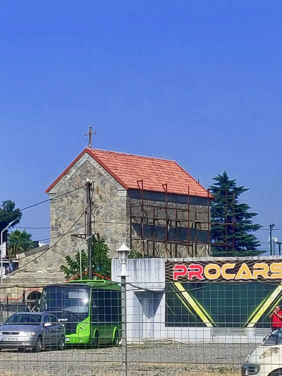 Неизвестная церковь в районе Аэропорт, Батуми (Аджария, Грузия). документальные фотографии, Вид с Аэропортовского шоссе