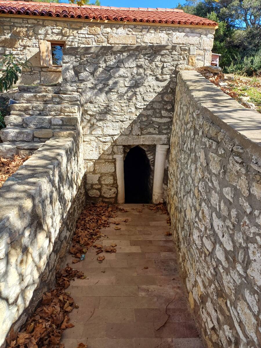 Церковь Параскевы Иконийской, Бозджаада (Тенедос), остров (Чанаккале, Турция). фасады, вход в источник под храмом