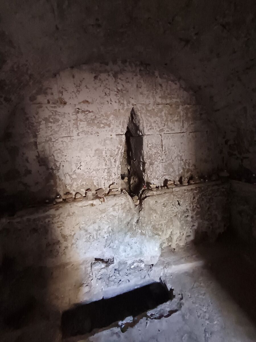 Церковь Параскевы Иконийской, Бозджаада (Тенедос), остров (Чанаккале, Турция). интерьер и убранство, внутри пещеры с источником под храмом