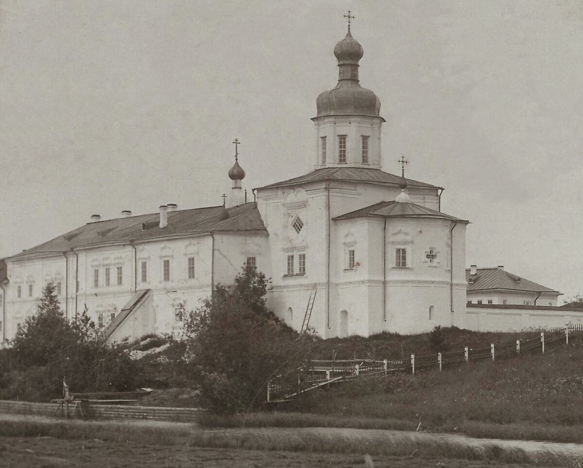 Успенский Холмогорский монастырь. Церковь Успения Пресвятой Богородицы, Холмогоры (Холмогорский район, Архангельская область). архивная фотография, Церковь в ансамбле Архиерейского двора. Фото Б.И. Дунаева, 1912-1914 гг. Сольвычегодский музей-заповедник.