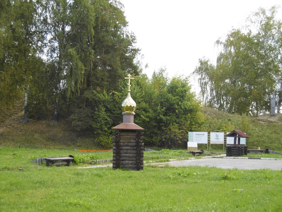 Часовенный столб на валу, Городец (Городецкий район, Нижегородская область). общий вид в ландшафте