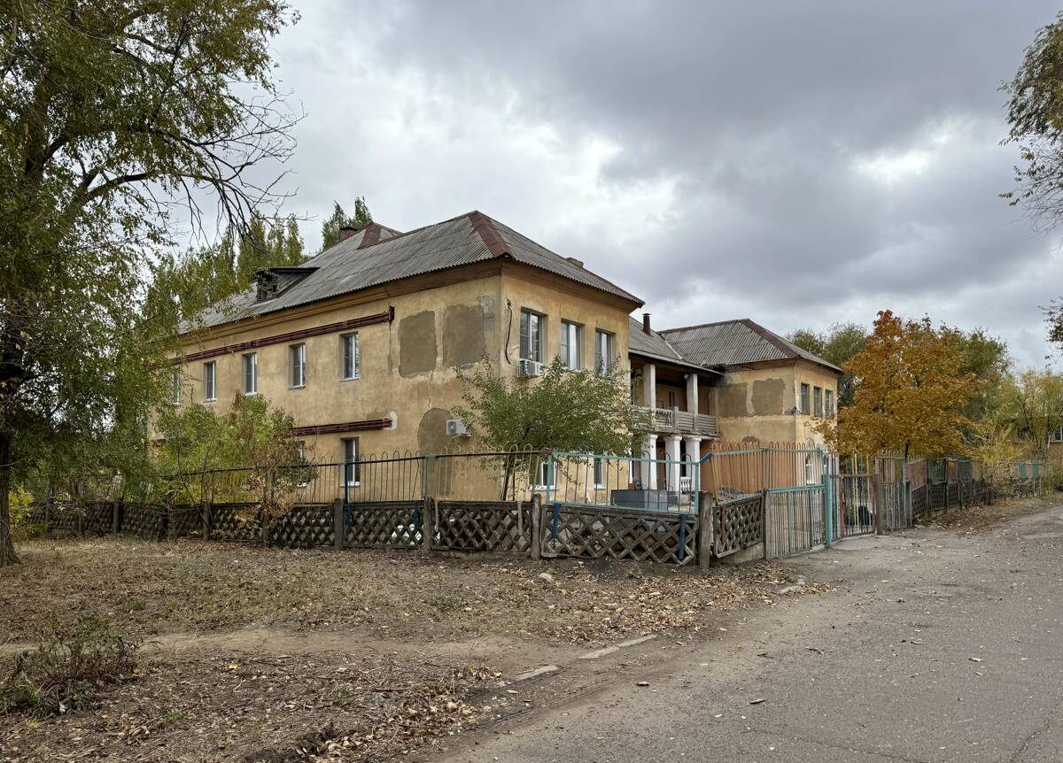 Молитвенный дом Амвросия Оптинского, Волжский (Волжский, город, Волгоградская область). дополнительная информация, Здание бывшего детского сада, в помещениях которого обустроен храм