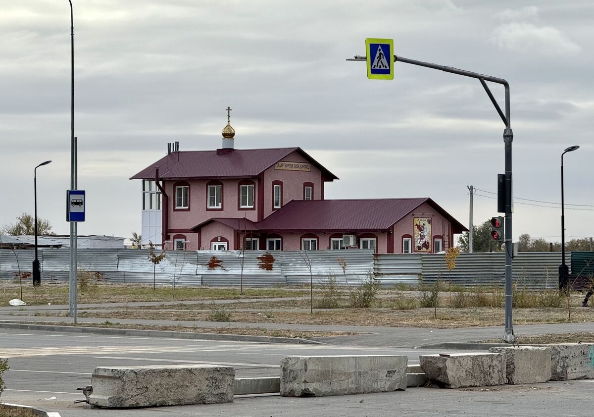 Церковь Георгия Победоносца (временная), Волжский (Волжский, город, Волгоградская область). общий вид в ландшафте, Вид с перекрёстка улиц Карбышева и 87-й гв. дивизии