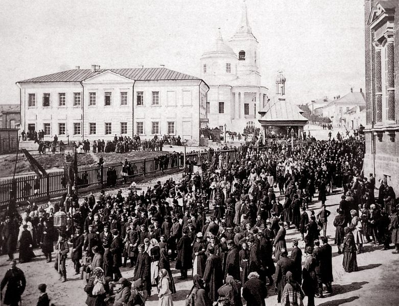 Собор Воскресения Христова, Елец (Елецкий район и г. Елец, Липецкая область). архивная фотография, Крестных ход вокруг Вознесенского собора в Ельце. На заднем плане Старый Воскресенский собор. Фото начала XX века