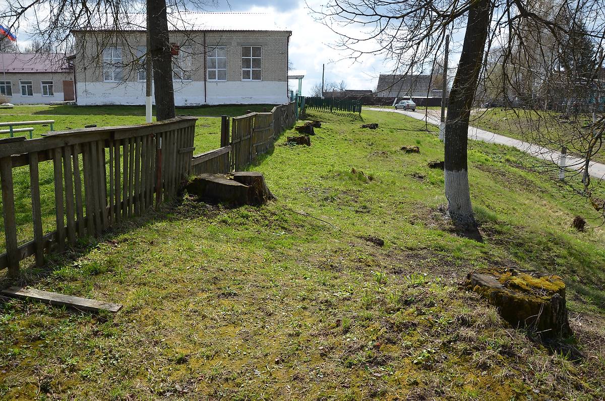 Храм располагался на месте школьного стадиона, между современной школой и прудом. , дополнительная информация. Церковь Рождества Христова, Симонтовка (Мглинский район, Брянская область)