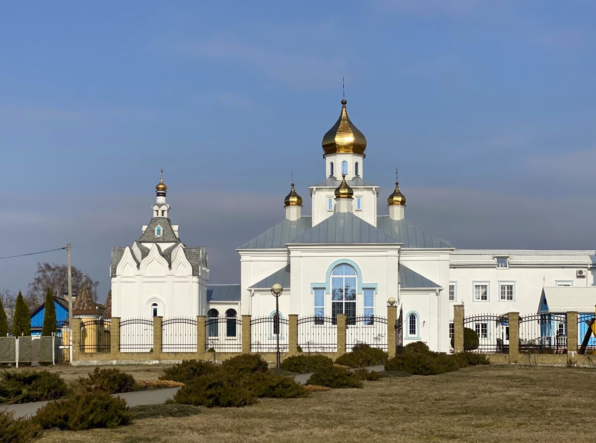 Церковь Иоанна Предтечи, Чижевичи (Солигорский район, Беларусь, Минская область). общий вид в ландшафте, Вид от моста через ручей