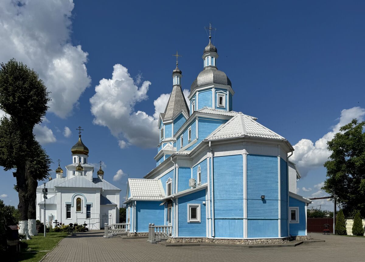 Храмовый комплекс при церкви Покрова Пресвятой Богородицы, Чижевичи (Солигорский район, Беларусь, Минская область). фасады, Вид с востока, слева Предтеченская церковь, справа Покровская