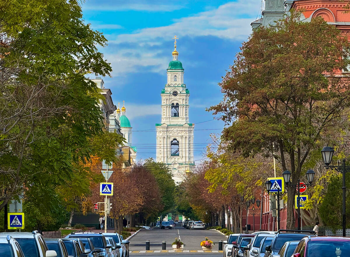 Кремль. Пречистенская колокольня, Астрахань (Астрахань, город, Астраханская область). общий вид в ландшафте, Вид в створе Советской улицы