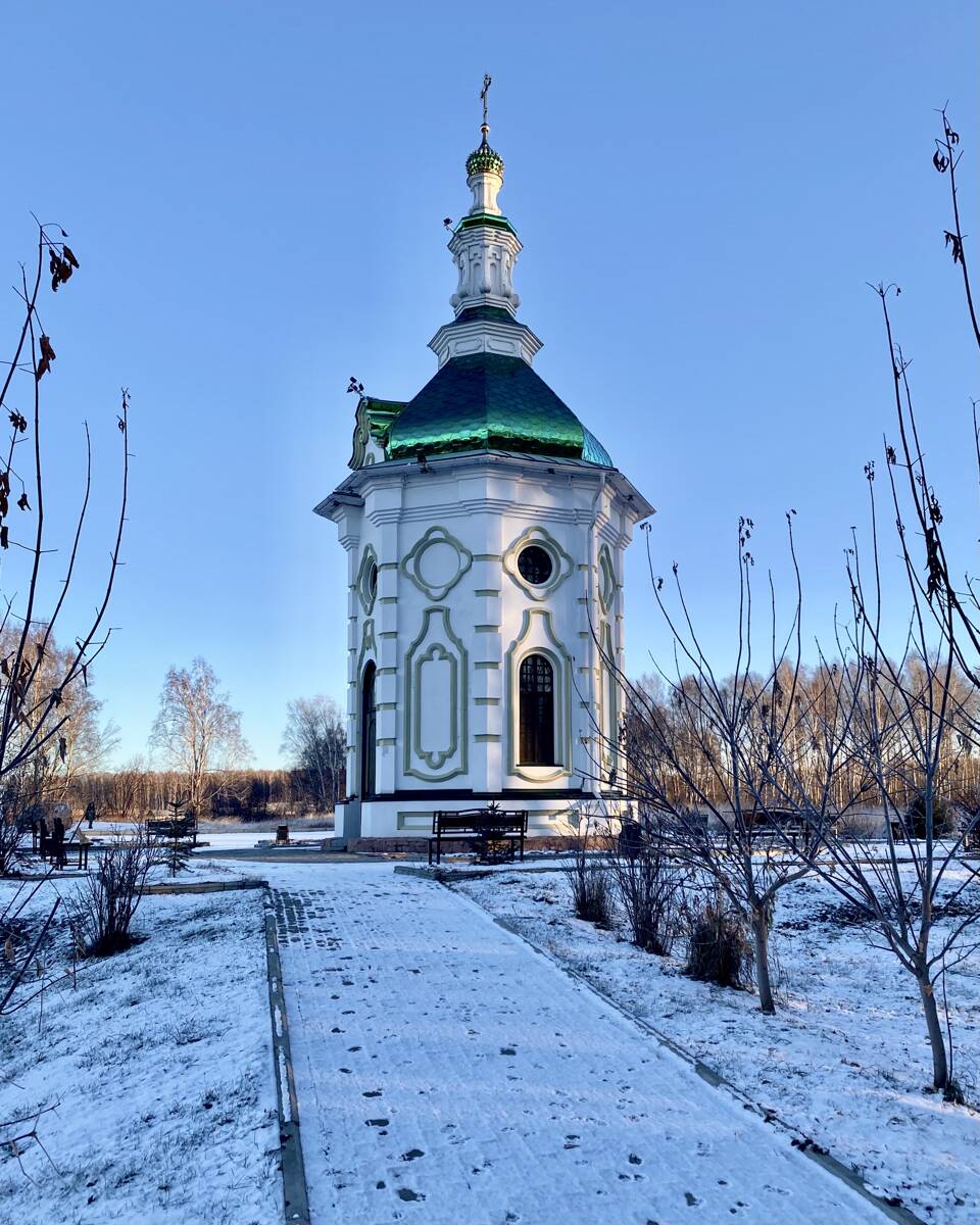 Часовня Николая Чудотворца, Большие Ключи (Рыбинский район, Красноярский край). фасады, Вид с дорожки с клабища