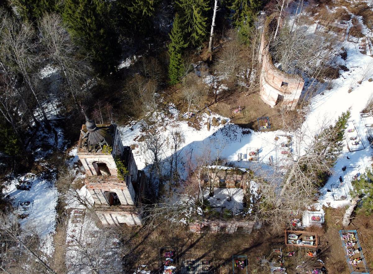 общий вид в ландшафте. Храмовый комплекс. Церкви Георгия Победоносца и Успения Пресвятой Богородицы, Мантеевский Погост (Егорье) (Любимский район, Ярославская область)