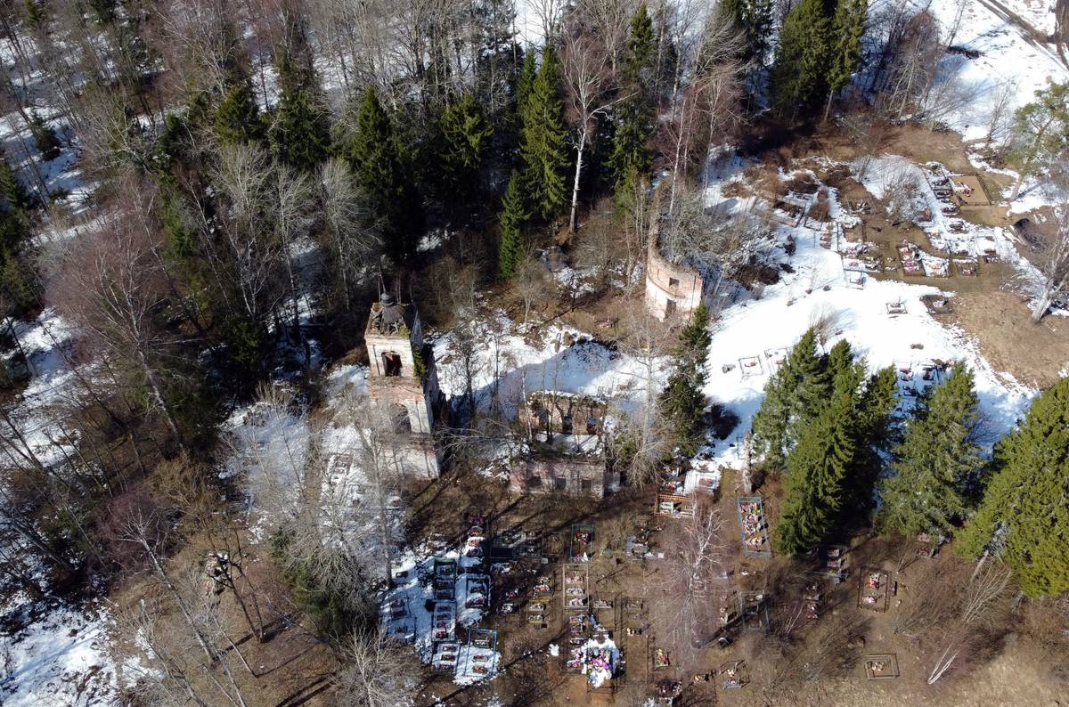 общий вид в ландшафте. Храмовый комплекс. Церкви Георгия Победоносца и Успения Пресвятой Богородицы, Мантеевский Погост (Егорье) (Любимский район, Ярославская область)