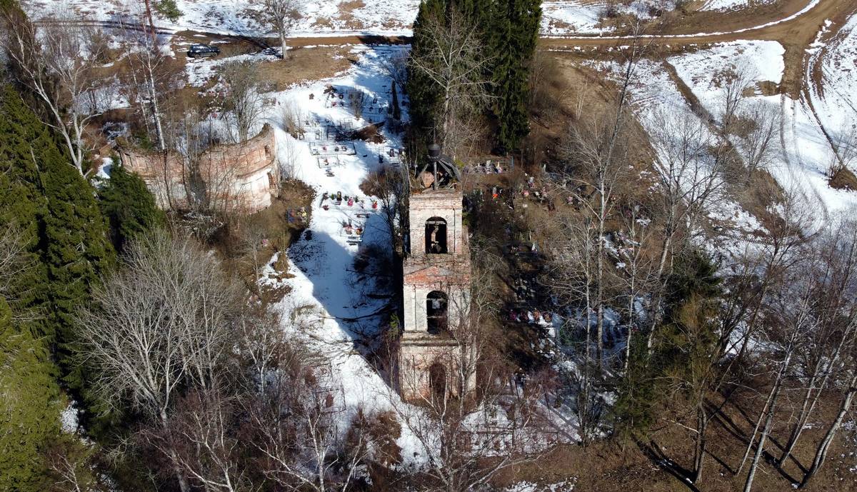Георгиевская церковь слева, Успенская церковь в центре на фото, общий вид в ландшафте. Храмовый комплекс. Церкви Георгия Победоносца и Успения Пресвятой Богородицы, Мантеевский Погост (Егорье) (Любимский район, Ярославская область)