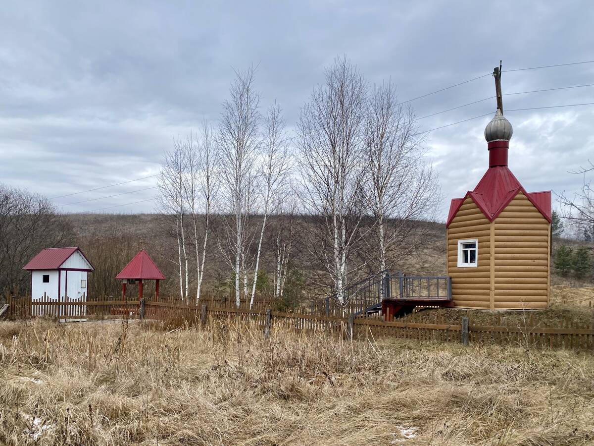 Часовня Параскевы Пятницы у святого источника, Изумрудный (Ирбейский район, Красноярский край). дополнительная информация, Территория с юга
