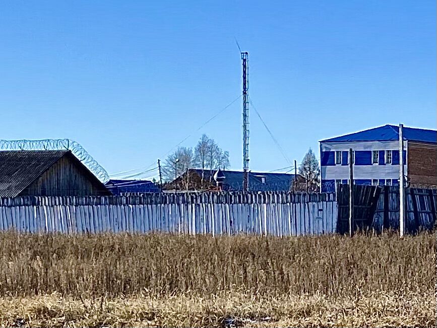 Часовня Анастасии Узорешительницы при ИК-50, Нижний Ингаш (Нижнеингашский район, Красноярский край). дополнительная информация, Вид с ул Центральной.  Главка часовни по центру фото