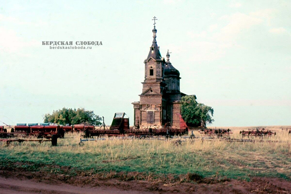 Церковь Михаила Архангела, Новосамарка, урочище (Сорочинский район, Оренбургская область). архивная фотография, Храм Михаила Архангела на своём историческом месте незадолго до перевоза в Покровку.