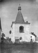 Церковь Благовещения Пресвятой Богородицы (старая), Колокольня, вид с юго-востока. На дальнем плане слева виднеется Троицкая церковь, деревянная (сгорела во время немецкой оккупации). Фото С.А. Таранушенко, 1920-х г.г.<br>, Барышевка, Броварский район, Украина, Киевская область