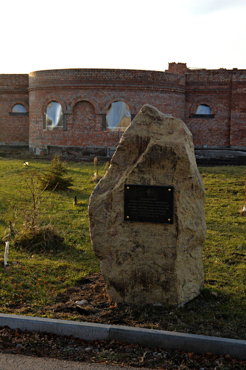 Церковь Державной иконы Божией Матери (строящаяся), Новая Усмань (Новоусманский район, Воронежская область). дополнительная информация, Памятный камень о начале строительства храма