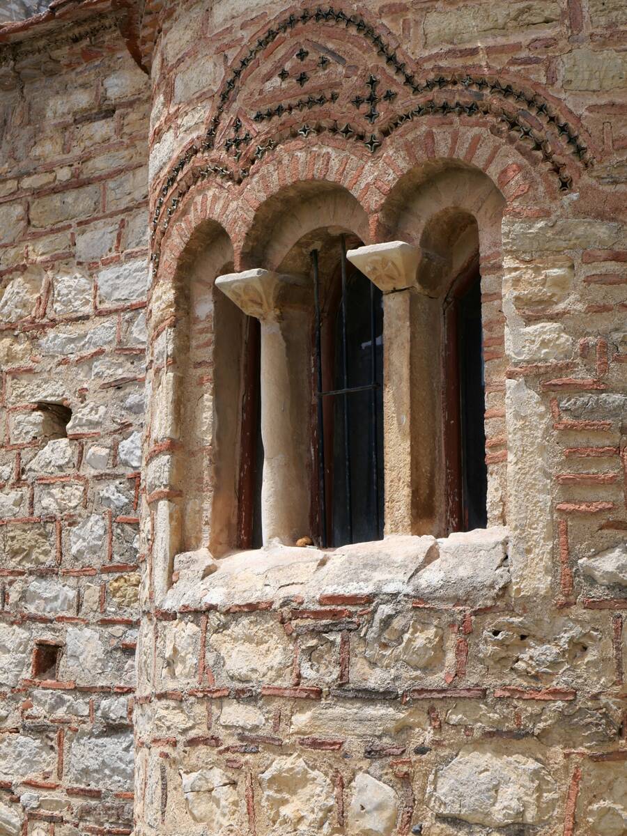 Церковь Святых Апостолов, Пирьи (Северные Эгейские острова, Греция). архитектурные детали, Окно в алтарной апсиде