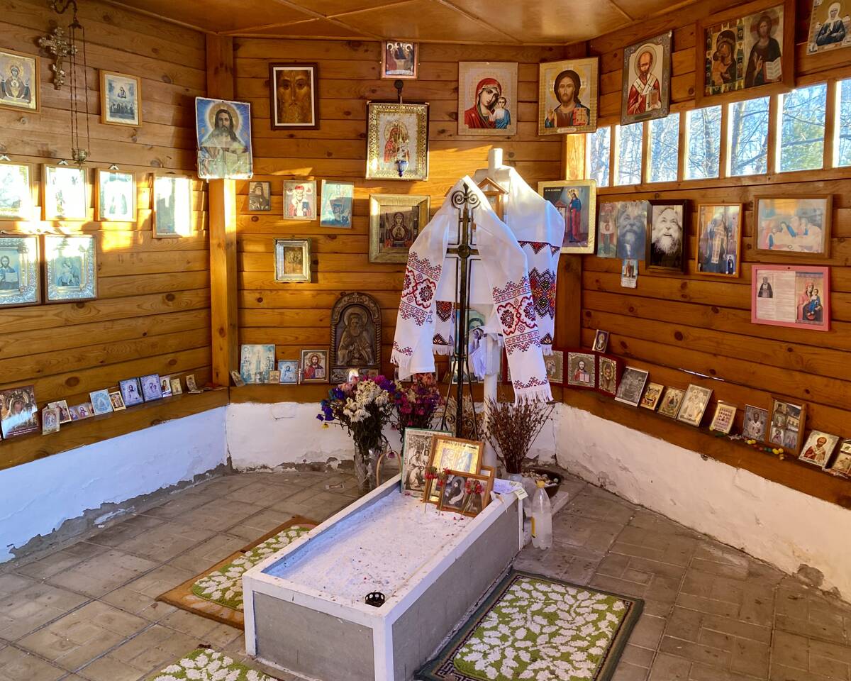 Часовня Иова Многострадального на кладбище, Новокамала (Рыбинский район, Красноярский край). интерьер и убранство, В центре могила Иова