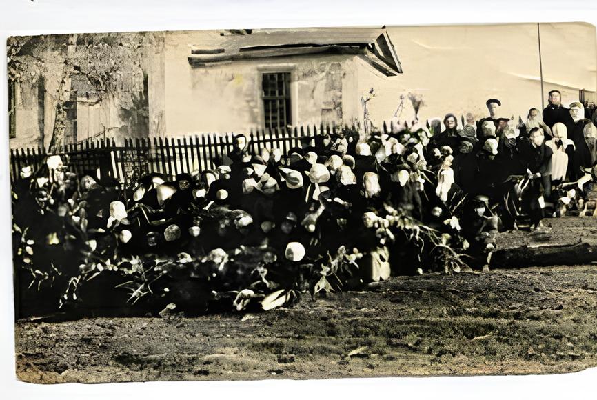 Церковь Петра и Павла, Тис (Суксунский район, Пермский край). архивная фотография, Единственное фото храма до капитальной перестройки под клуб. Частная коллекция. Фото 1950-х годов