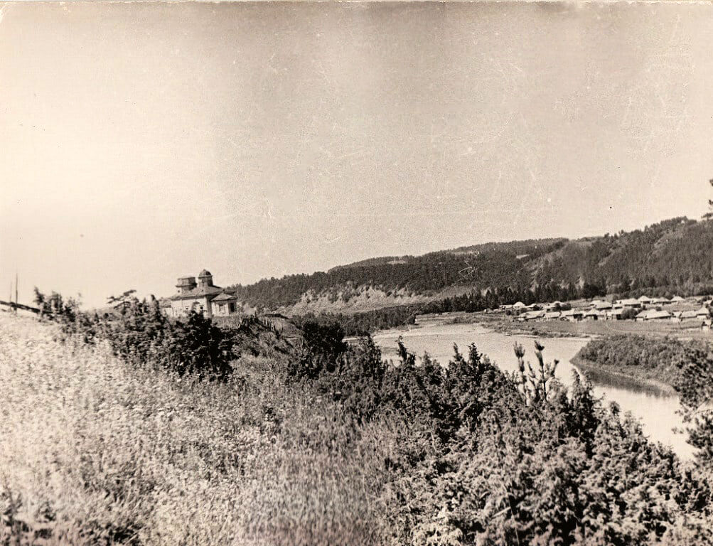 Церковь Рождества Христова (единоверческая), Тис (Суксунский район, Пермский край). архивная фотография, Храм в ландшафте села. Частная коллекция. Фото 1950-х годов