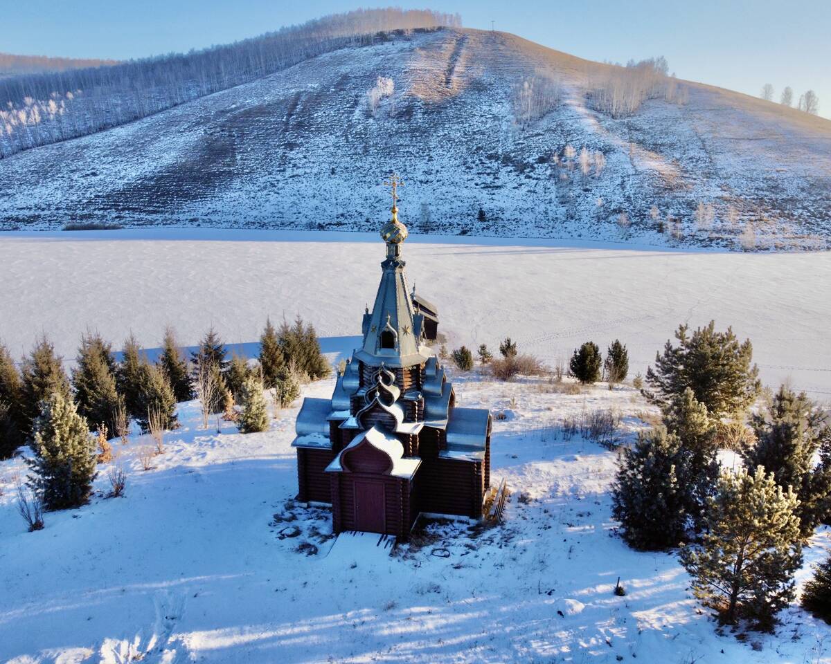 Часовня Иоанна Предтечи, Бородино (Бородино, город, Красноярский край). фасады, На фоне озера