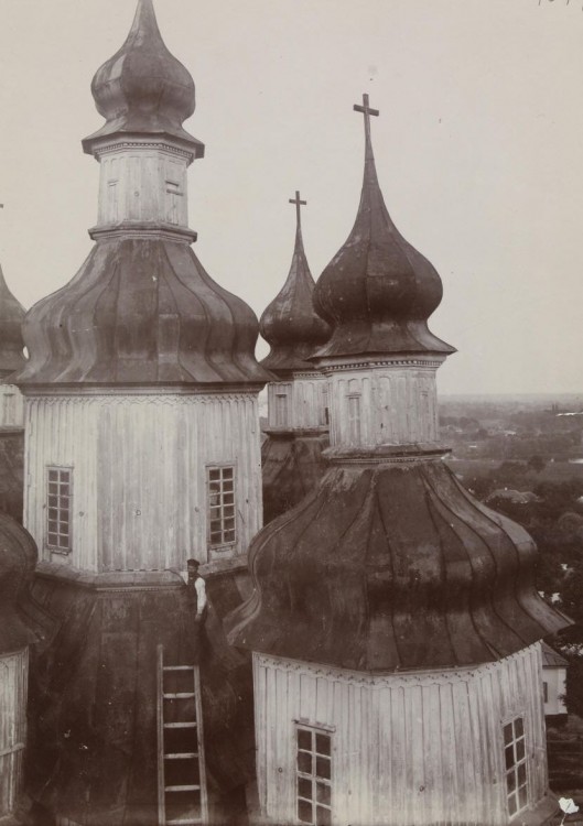 Церковь Покрова Пресвятой Богородицы (старая), Ромны (Роменский район, Украина, Сумская область). архивная фотография, Покровская церковь (1770 г.) в г. Ромны, Роменского уезда. Внешний вид верхов. Фотография М. Макаренко, 1907 г.