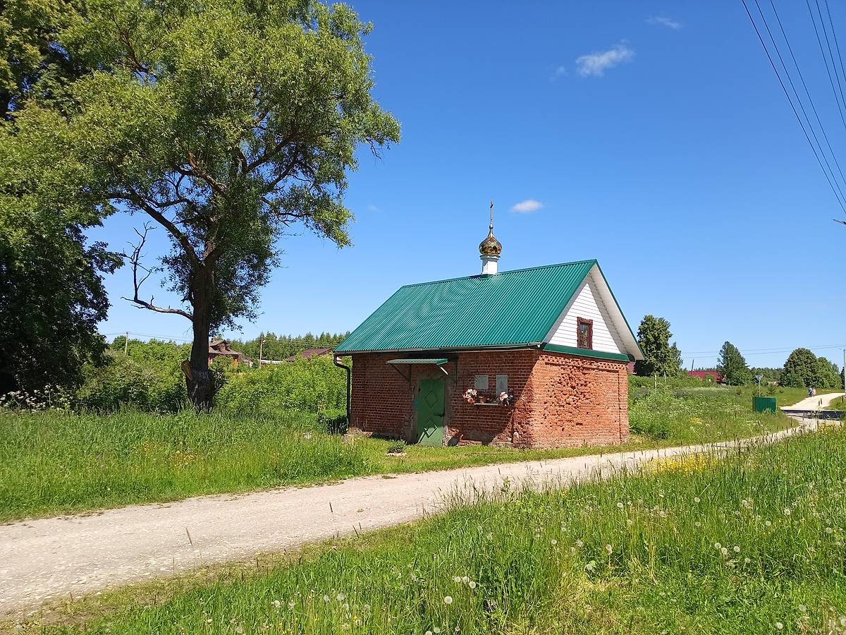 общий вид в ландшафте. Неизвестная часовня-мемориал, Плясицыно (Камешковский район, Владимирская область)