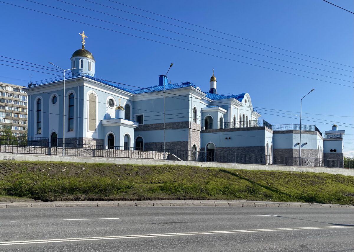 Церковь Варлаама Керетского при духовно-спортивном центре, Мурманск (Мурманск, город, Мурманская область). фасады, Вид с северо-запада через проспект