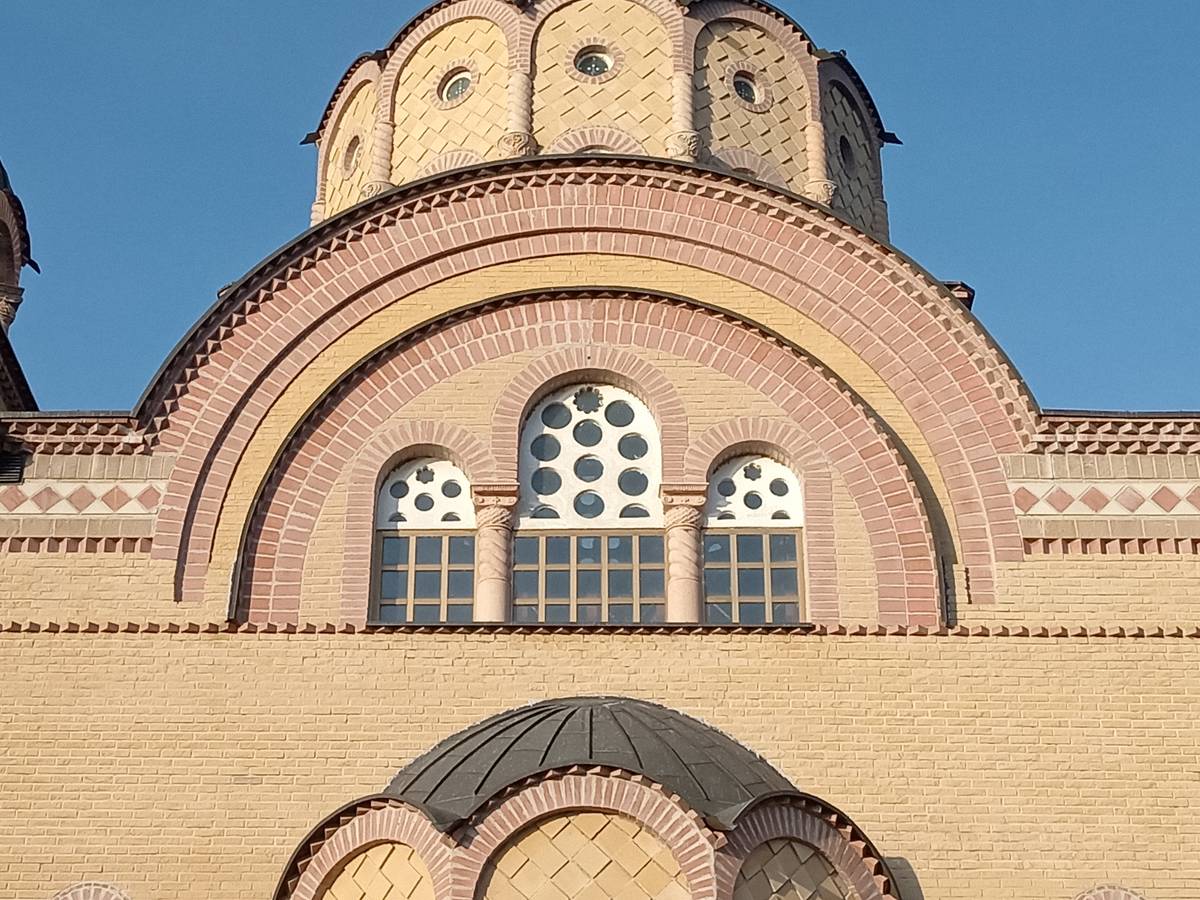 архитектурные детали. Церковь Святых Апостолов, Апатин (АК Воеводина, Западно-Бачский округ, Сербия)