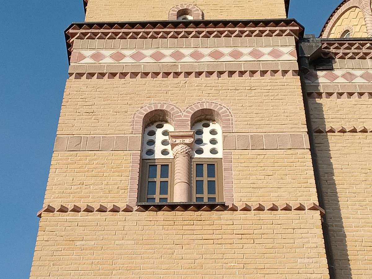 архитектурные детали. Церковь Святых Апостолов, Апатин (АК Воеводина, Западно-Бачский округ, Сербия)