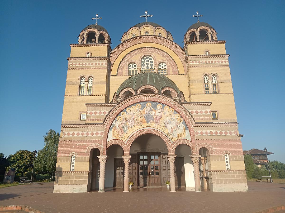 Главный фасад, фасады. Церковь Святых Апостолов, Апатин (АК Воеводина, Западно-Бачский округ, Сербия)